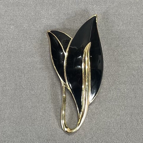 Vintage Signed Trifari Brooch Pin Gold Tone Black Enamel Leaf Design Ladies - Picture 2 of 8